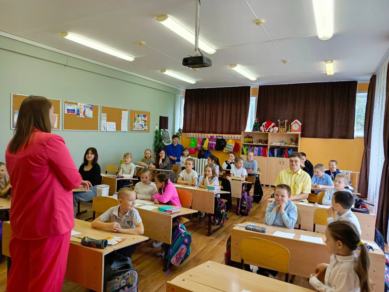 Выпускники на уроке в первом классе